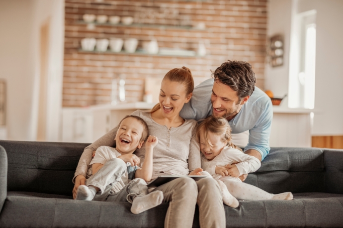 Une famille heureuse dans son salon