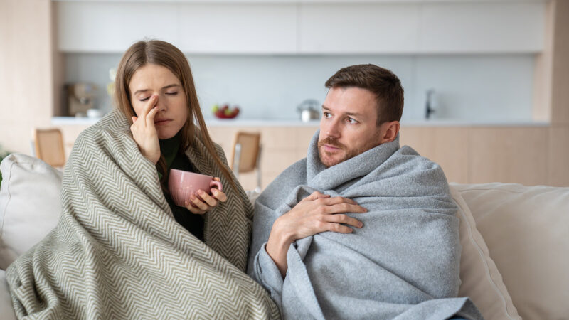 Un couple frigorifié dans son salon, qui doit faire réparer son poêle à granulés (à pellets)