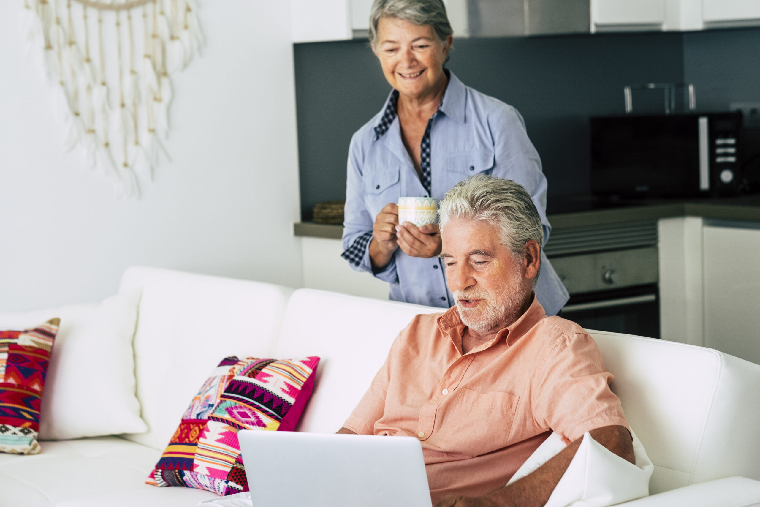 Un couple visite le site resoconfort.fr