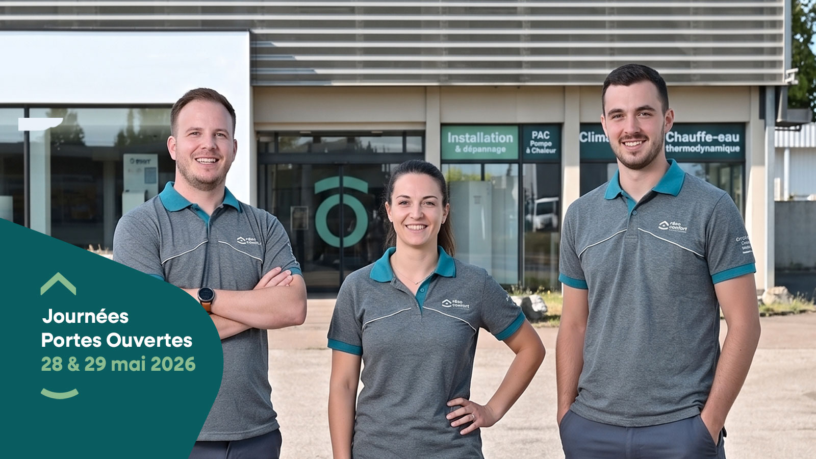 Trois employés souriants devant un bâtiment annonçant des portes ouvertes.
